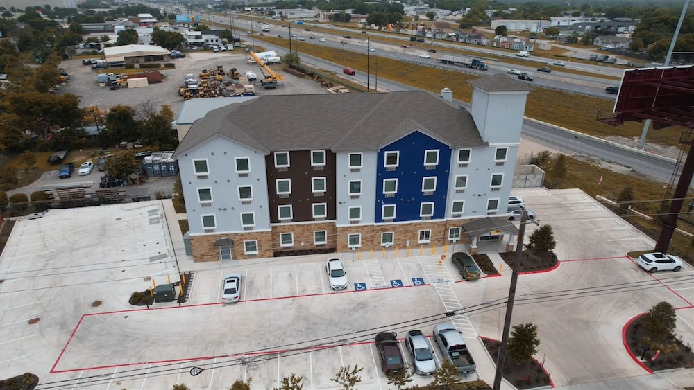 Texas Bungalows Hotel & Hotel Que at i35 Austin Pflugerville - photo 60