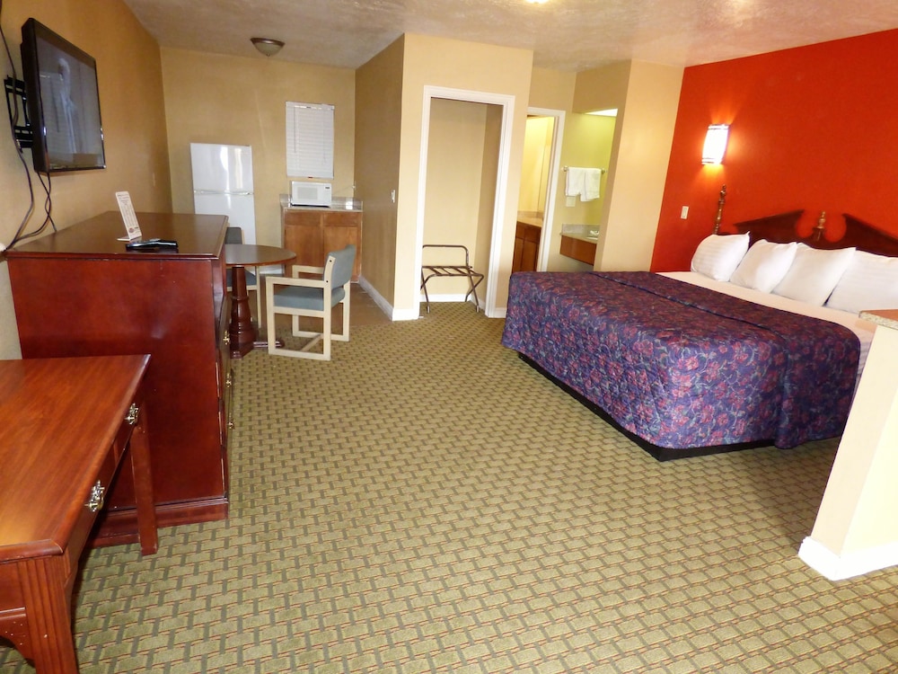 Economy Inn & Suites - photo 8