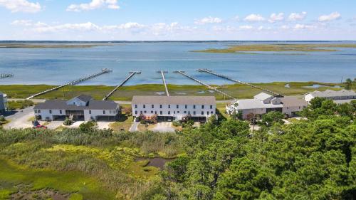 Blue Chair Bay Waterfront townhome with Fishing pier in Chincoteague, United States
