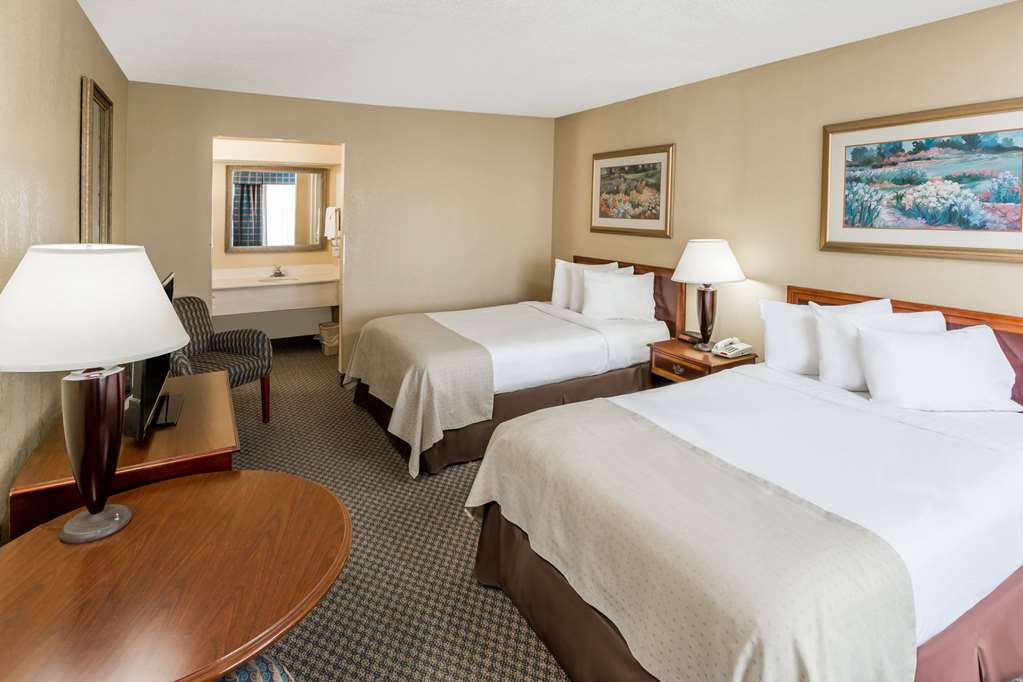 Days Inn & Suites by Wyndham Jennings - photo 11