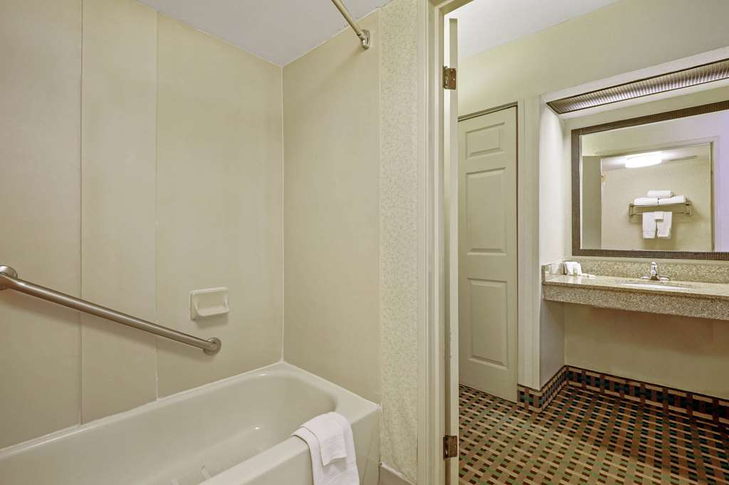 La Quinta Inn by Wyndham Columbia SE Fort Jackson - photo 11