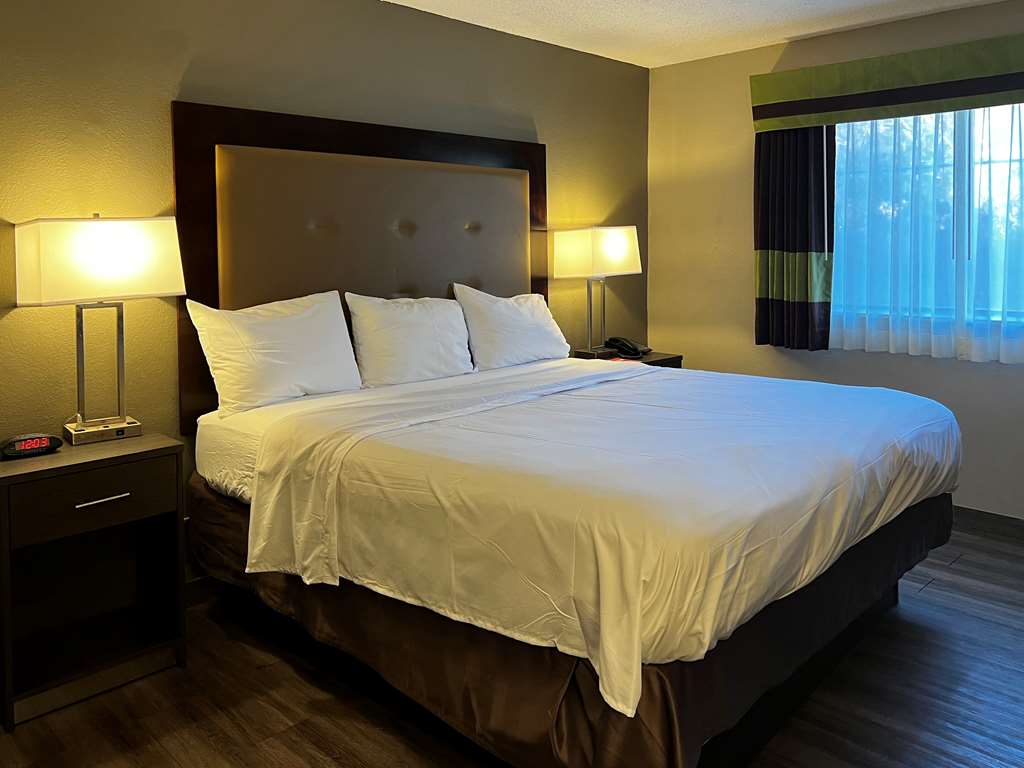 Econo Lodge - photo 9