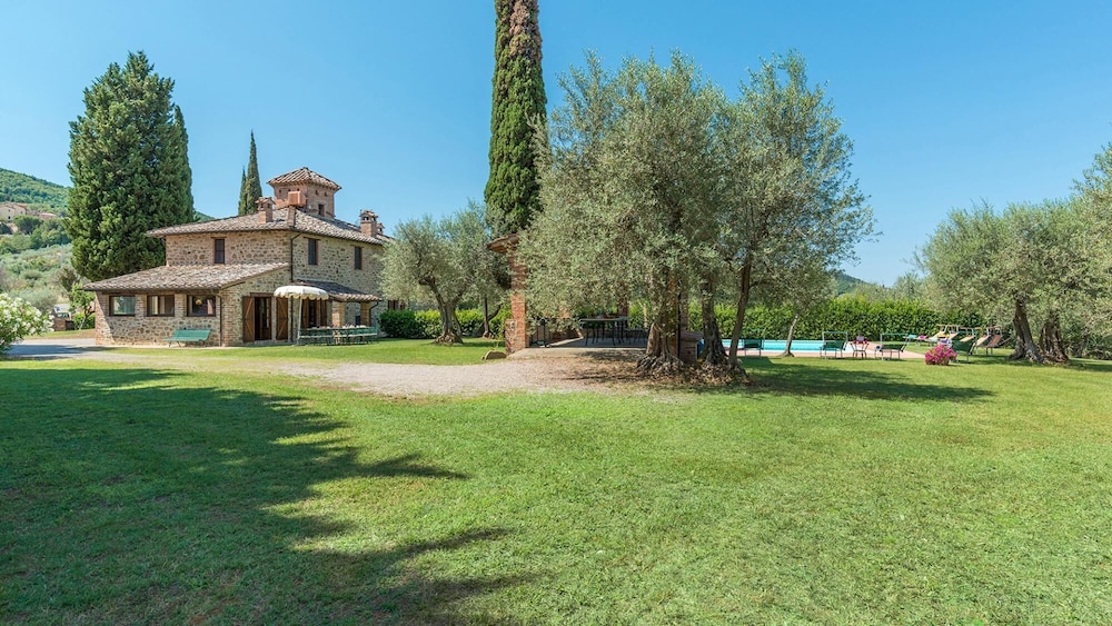 Casa Torrione 14 Emma Villas — 4-Star Luxury Hotel in Paciano, Italy
