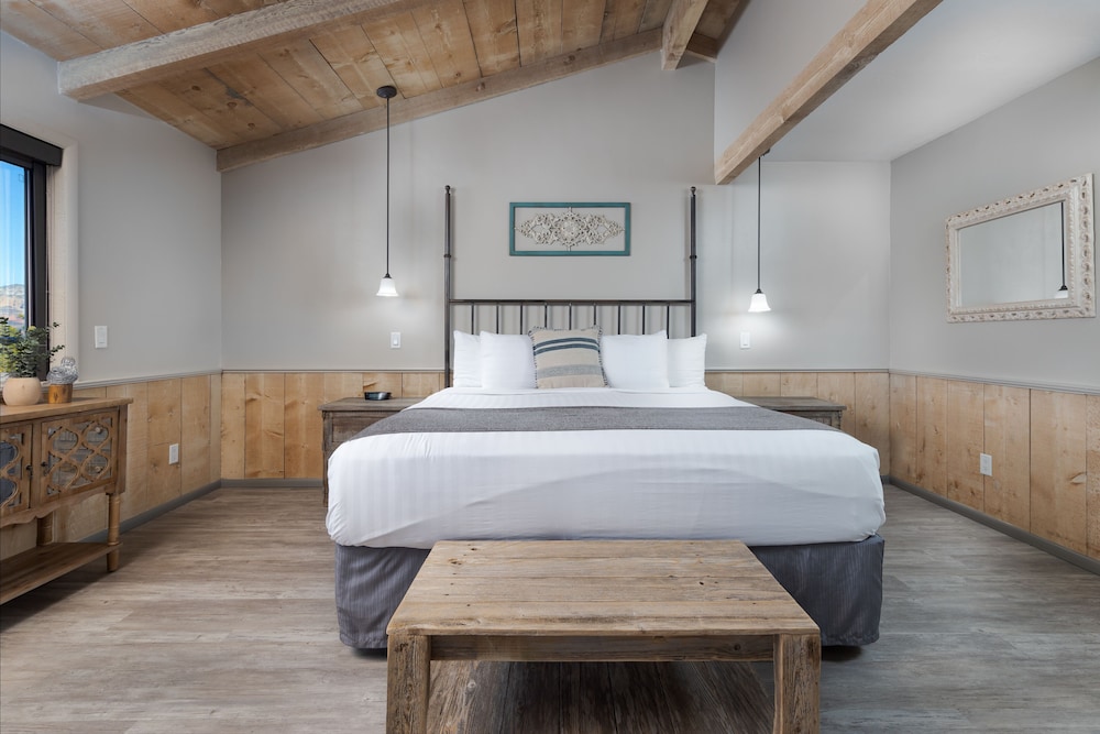 Sky Ranch Lodge - photo 4