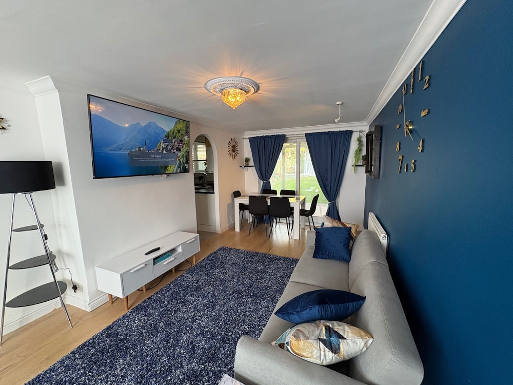 Modern And Spacious 3 Bed Retreat Bracknell — Bracknell