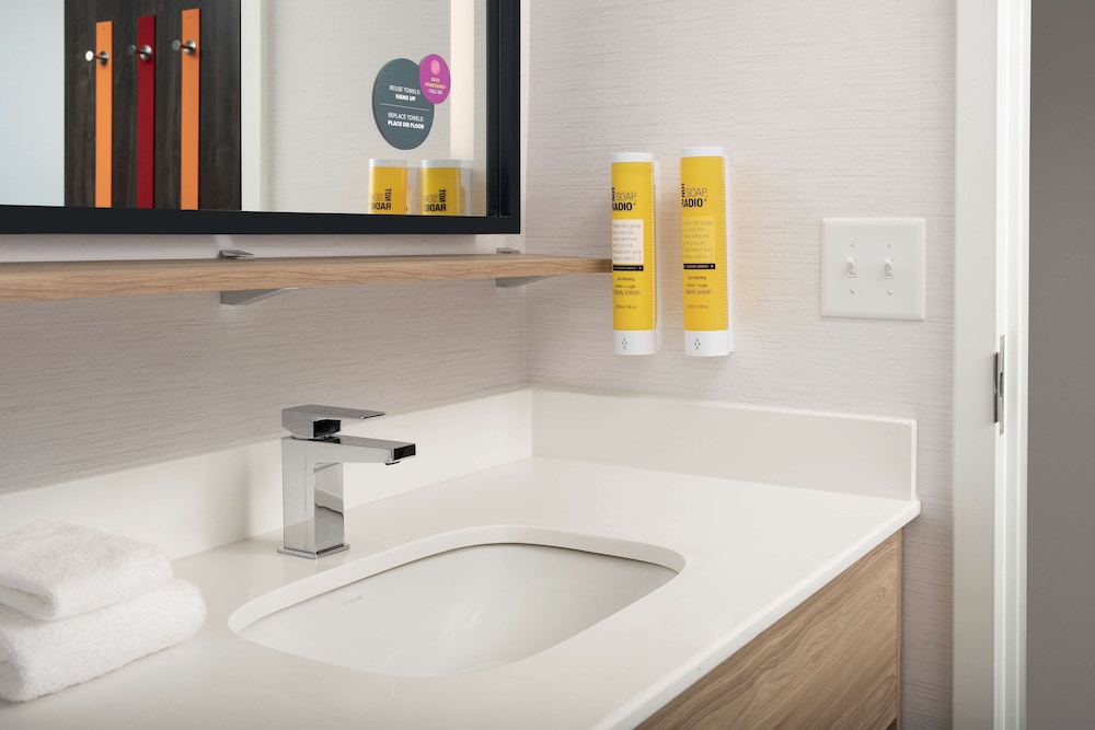Tru by Hilton Charlotte Airport Lake Pointe - photo 17