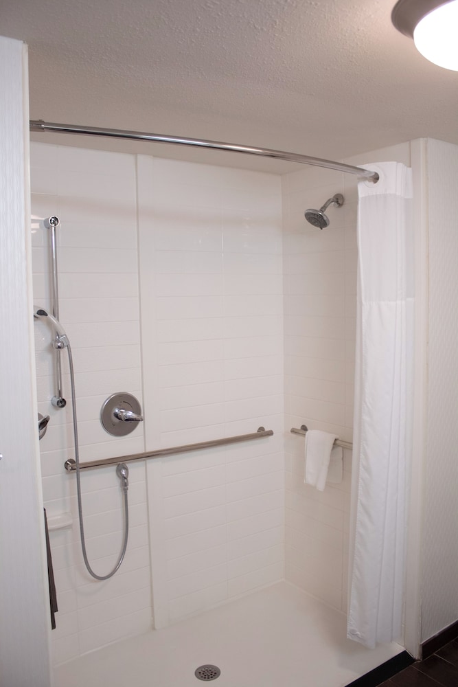 Hampton Inn Big Rapids - photo 14