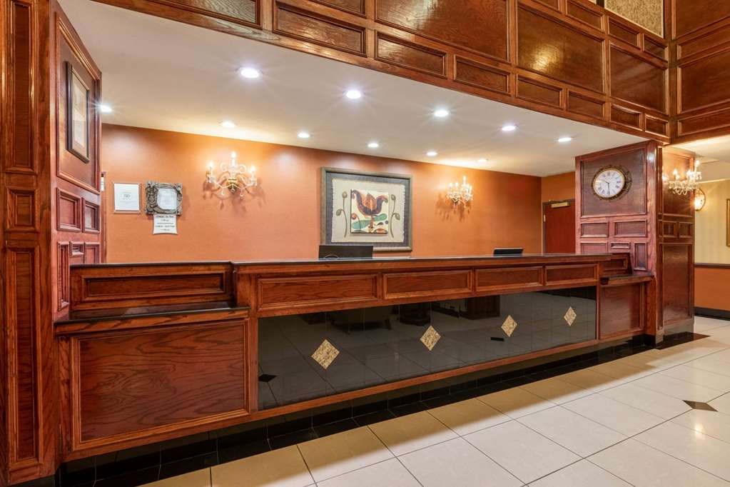 La Quinta Inn & Suites by Wyndham Dodge City - photo 2