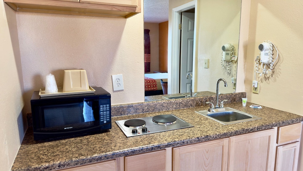 Regency Inn Hondo - photo 14