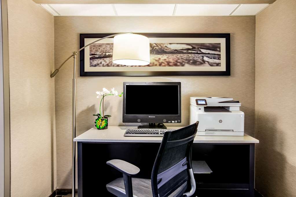 La Quinta Inn & Suites by Wyndham Houston Baytown East - photo 30