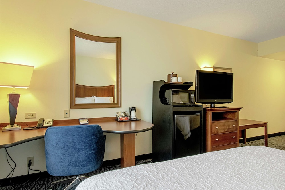 Hampton Inn Pine Grove - photo 24