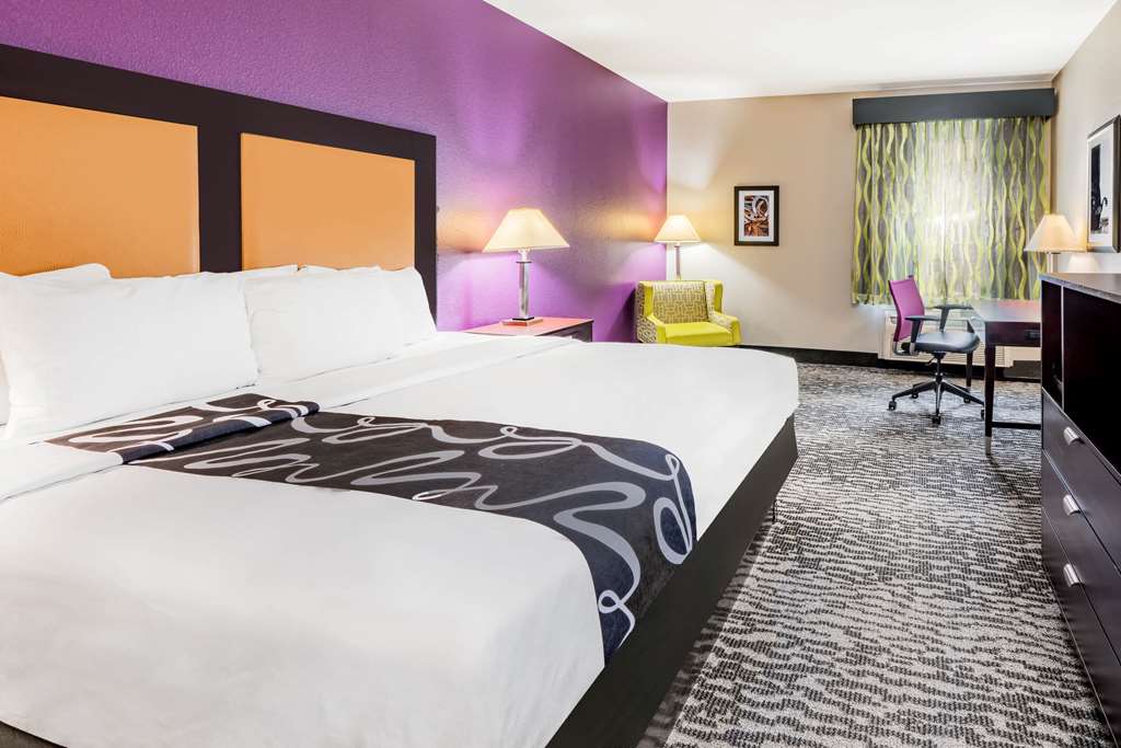 La Quinta Inn & Suites by Wyndham DFW Airport West Bedford - photo 12