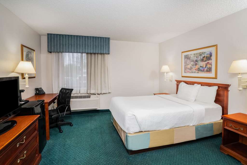 La Quinta Inn & Suites by Wyndham Nashville Franklin - photo 17