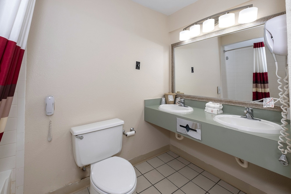 Red Roof Inn & Suites Hazleton - photo 33