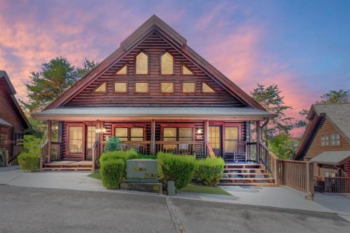 2mils Dollywood Family Resort Pool King HotTub — 4-Star Luxury Hotel in Pigeon Forge, United States