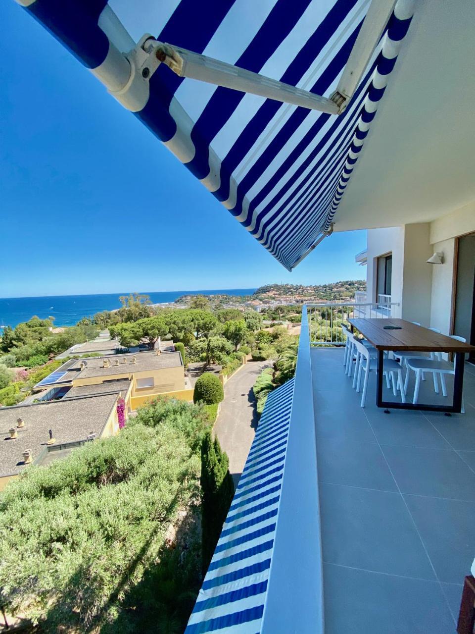 Mimosas Bel Appartement Avec Une Vue Imprenable Sur la Baie — 4-Star Luxury Hotel in Cavalaire-Sur-Mer, France