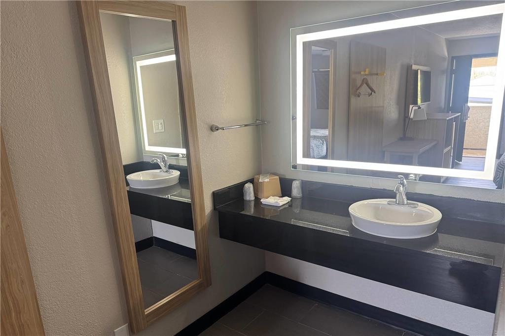 Days Inn by Wyndham Kansas City Northeast - photo 3