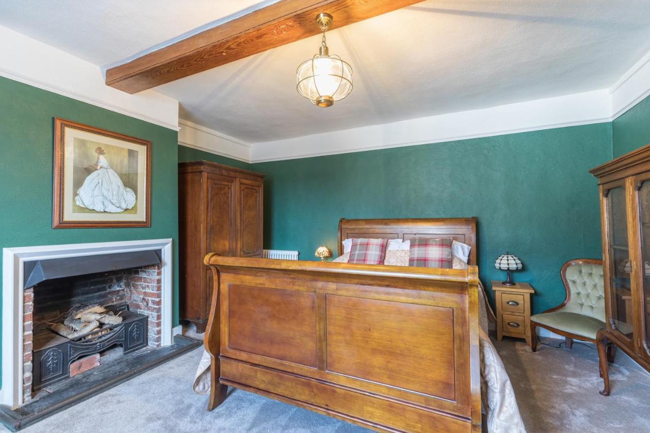 Historic Spacious Central 6 BR Town House Uckfield Sussex — 4-Star Luxury Hotel in Uckfield, United Kingdom