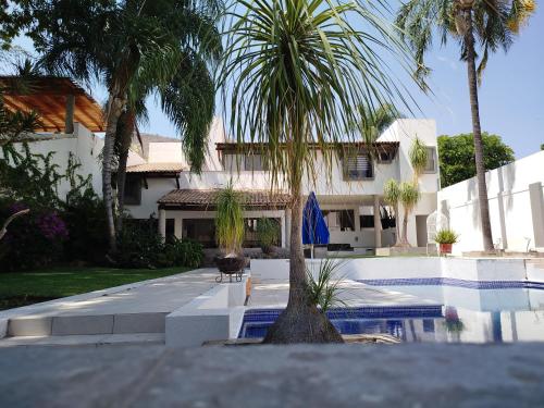 Villa La Floresta Alojamiento Exclusivo 8 Personas Alberca — 4-Star Luxury Hotel in Ajijic, Mexico