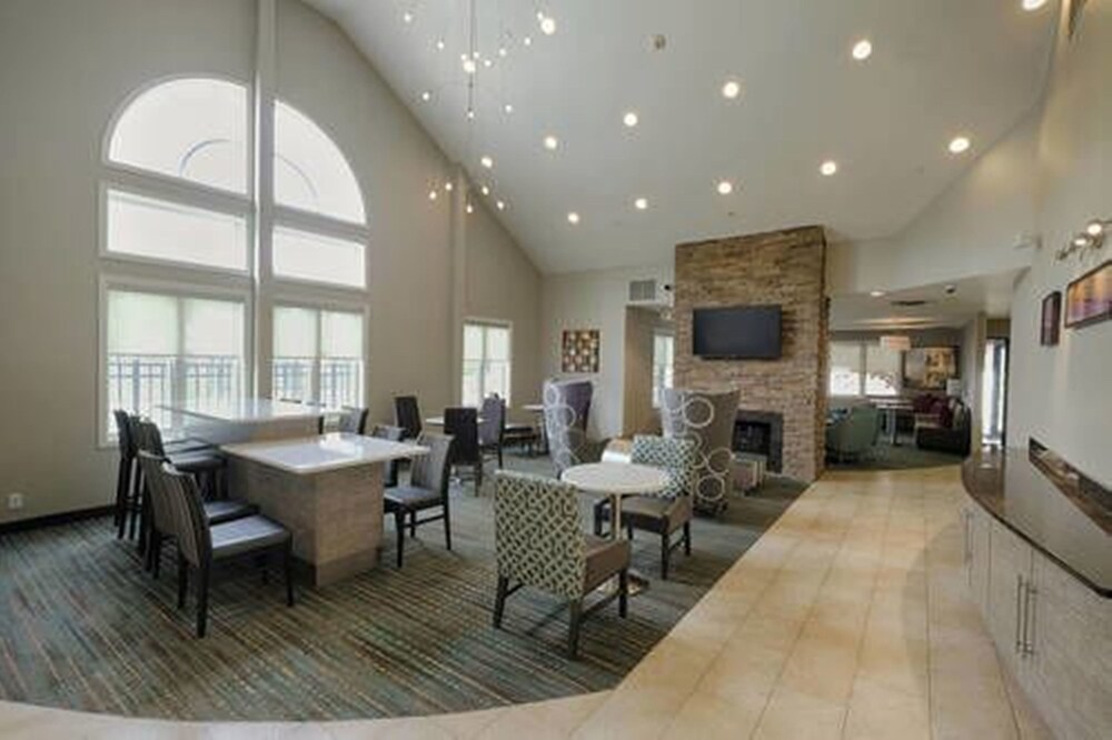 Albany Airport Inn And Suites — Latham