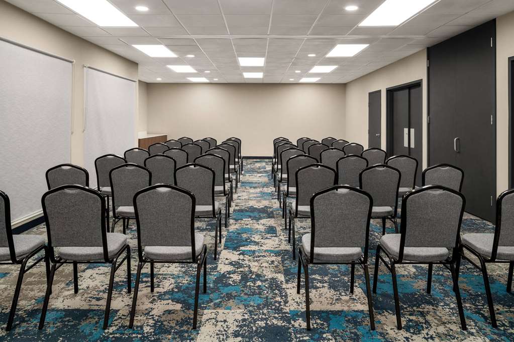 La Quinta Inn & Suites by Wyndham Round Rock North - photo 34