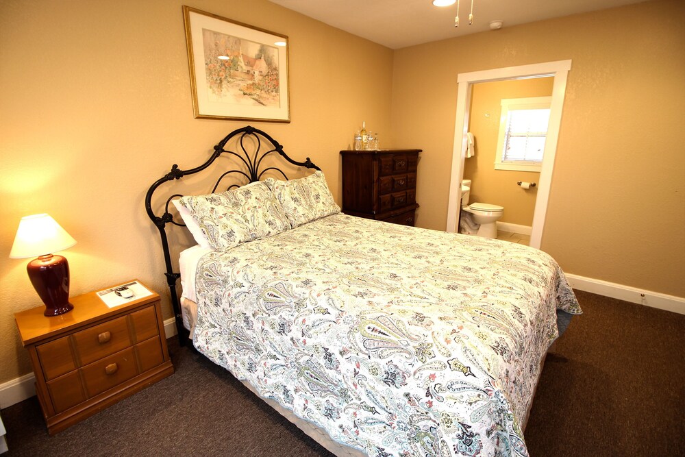 Peach Tree Inn & Suites - photo 27