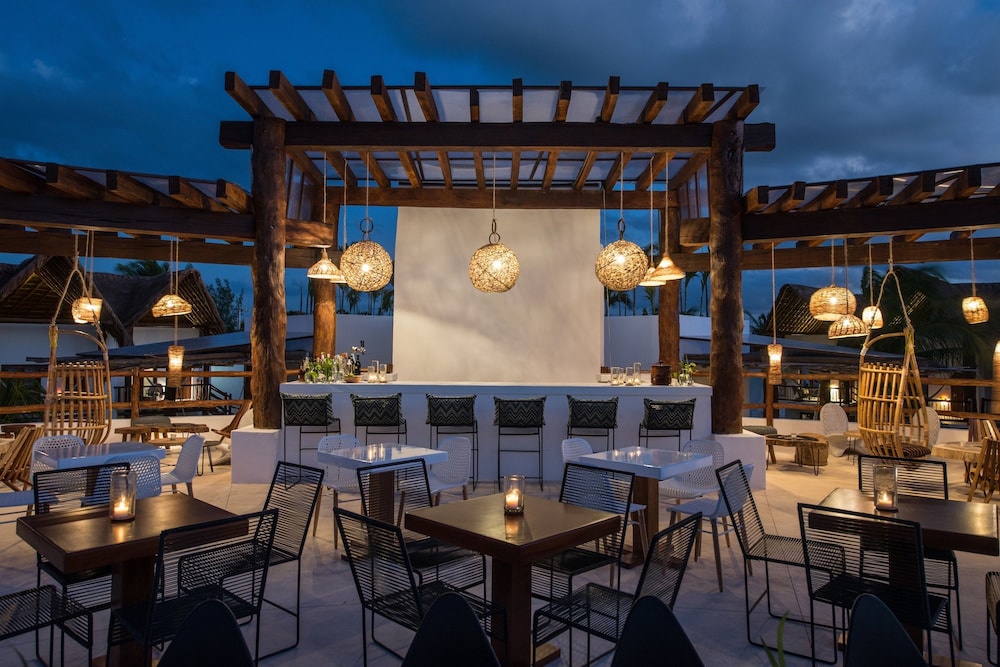 Poolside bar