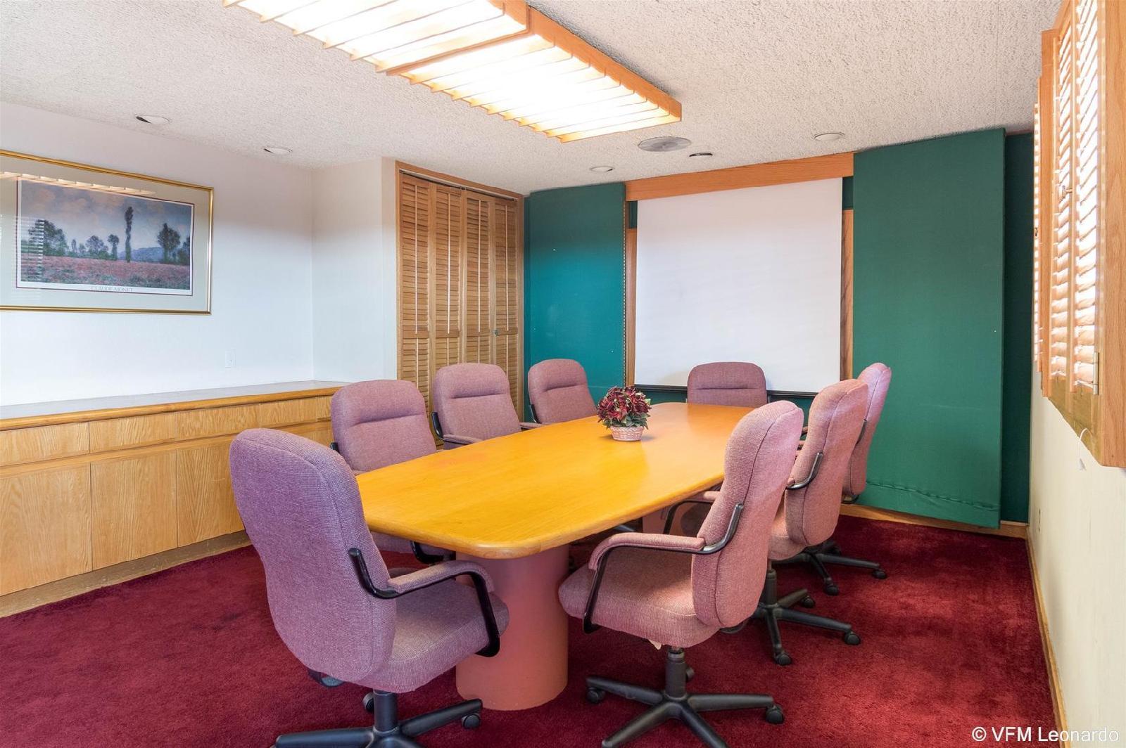 Econo Lodge Inn And Suites Arlington - photo 18