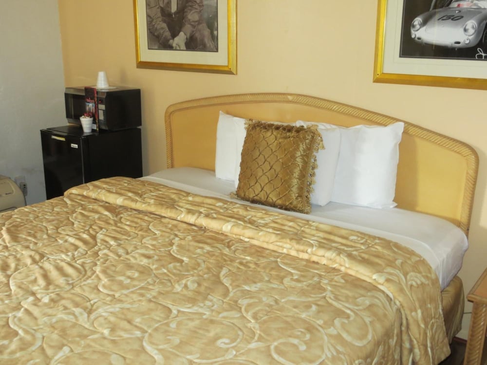 El Trovatore Motel - photo 20