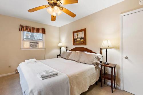 Charming Modern Cabin with Hiking Trails and Fire Pit — 4-Star Luxury Hotel in Blowing Rock, United States