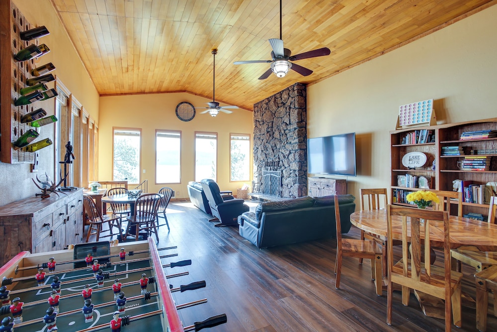 Lakefront Bliss Coeur dAlene Cabin with Dock — 4-Star Luxury Hotel in Coeur D'alene, United States