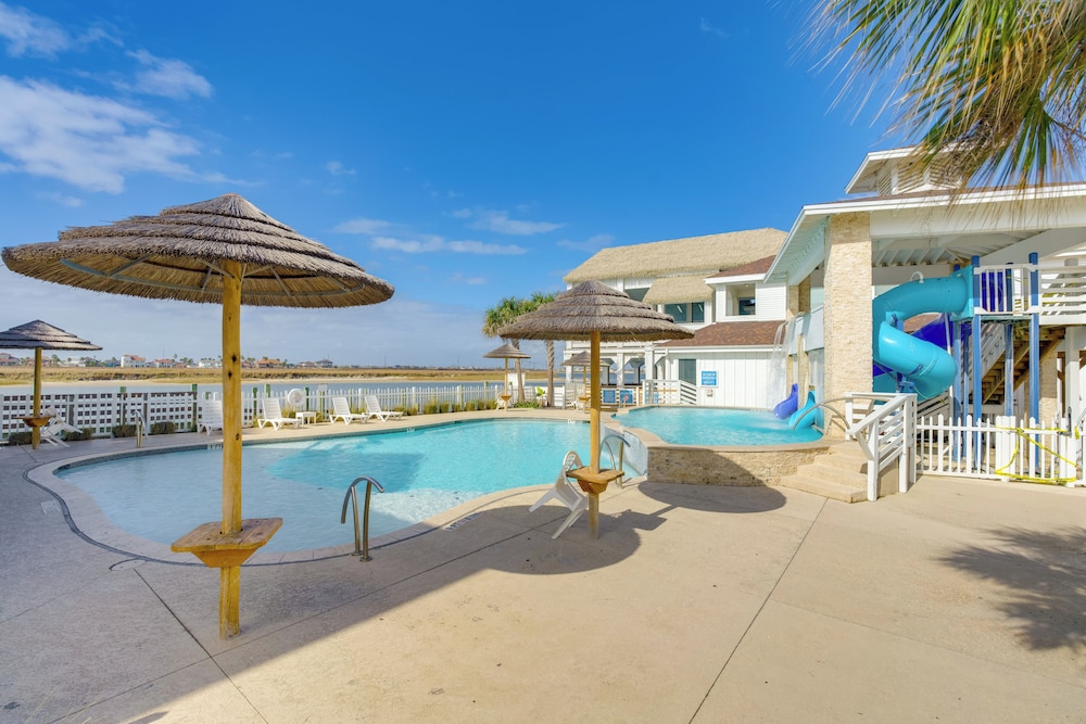 Walk to Whitecap Beach: Corpus Christi Retreat — 4-Star Luxury Hotel in Corpus Christi, United States