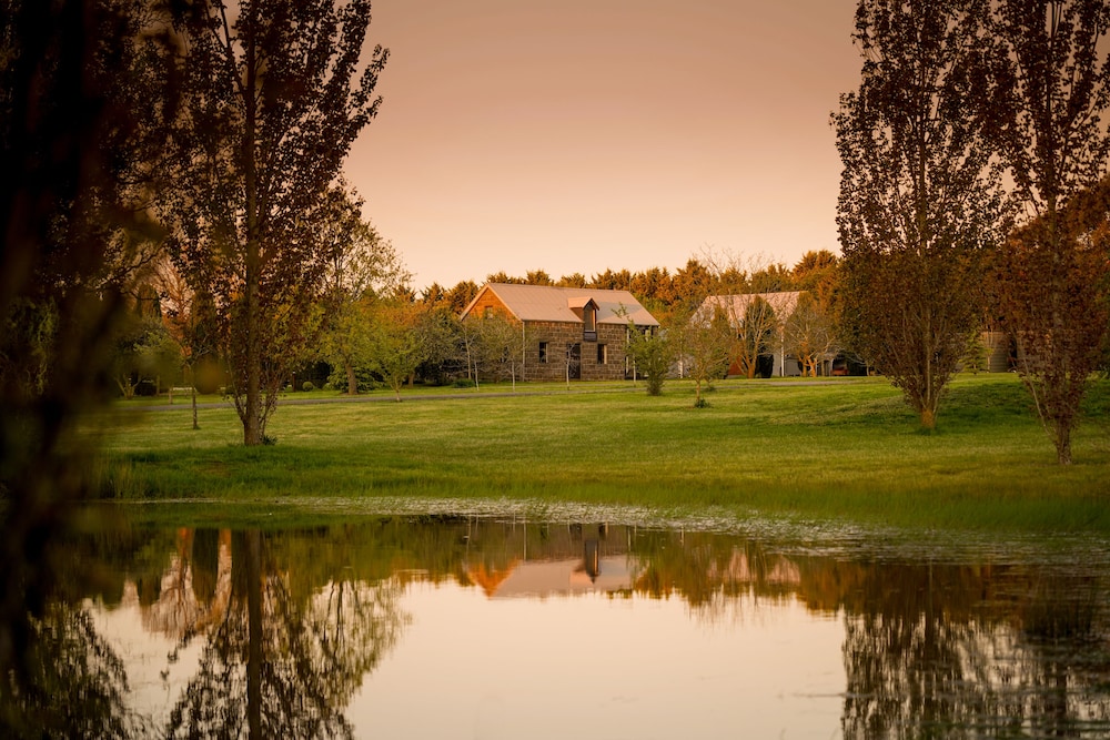 Honeysuckle Barn & Garden — hotel in Kyneton