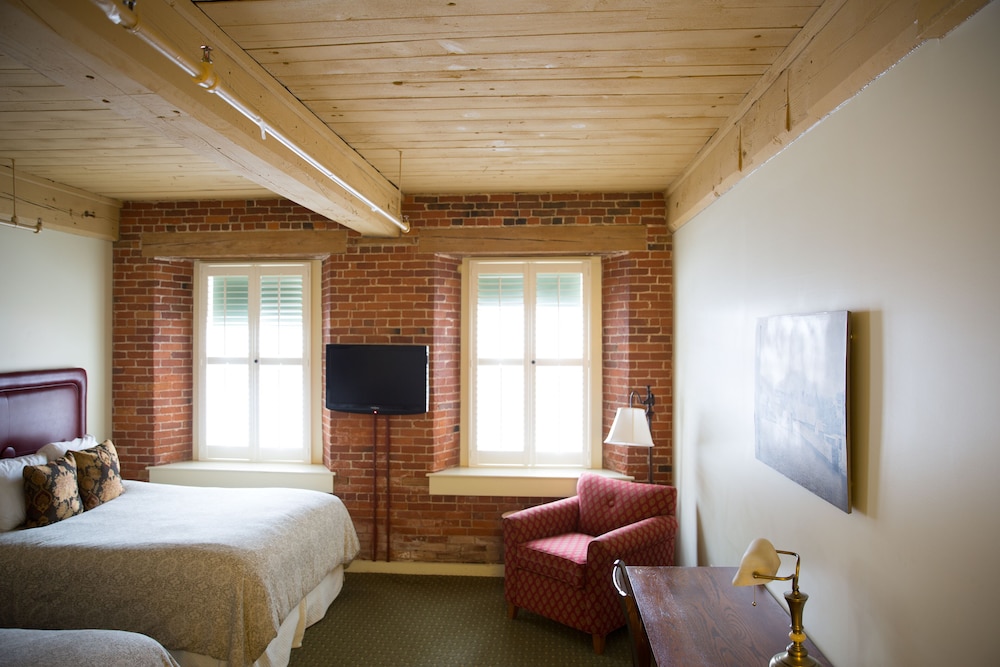 The Common Man Inn & Restaurant - photo 30