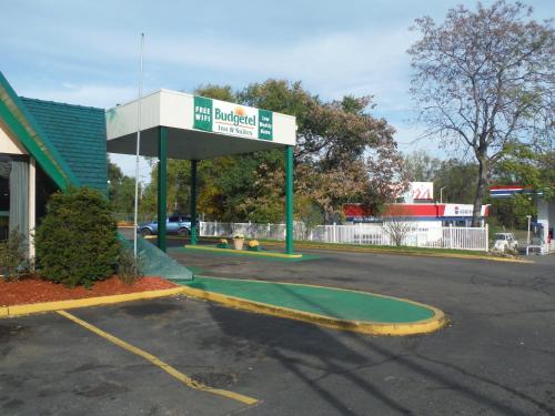 Budgetel Inn & Suites Hotel - photo 2