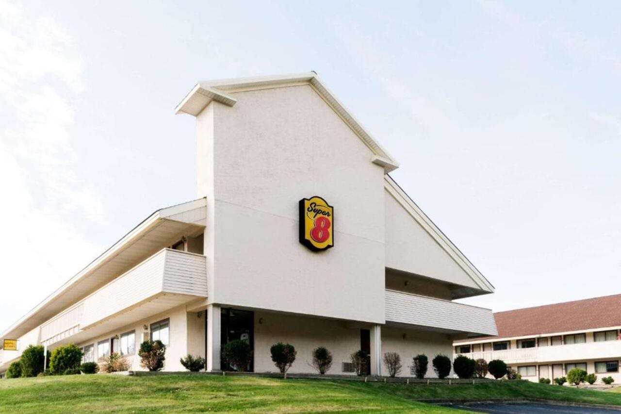 Super 8 by Wyndham Strongsville Cleveland pet-friendly hotel Strongsville