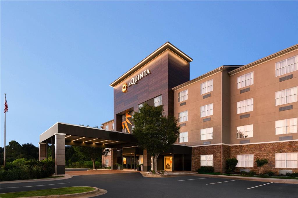 La Quinta Inn & Suites by Wyndham Montgomery - photo 2