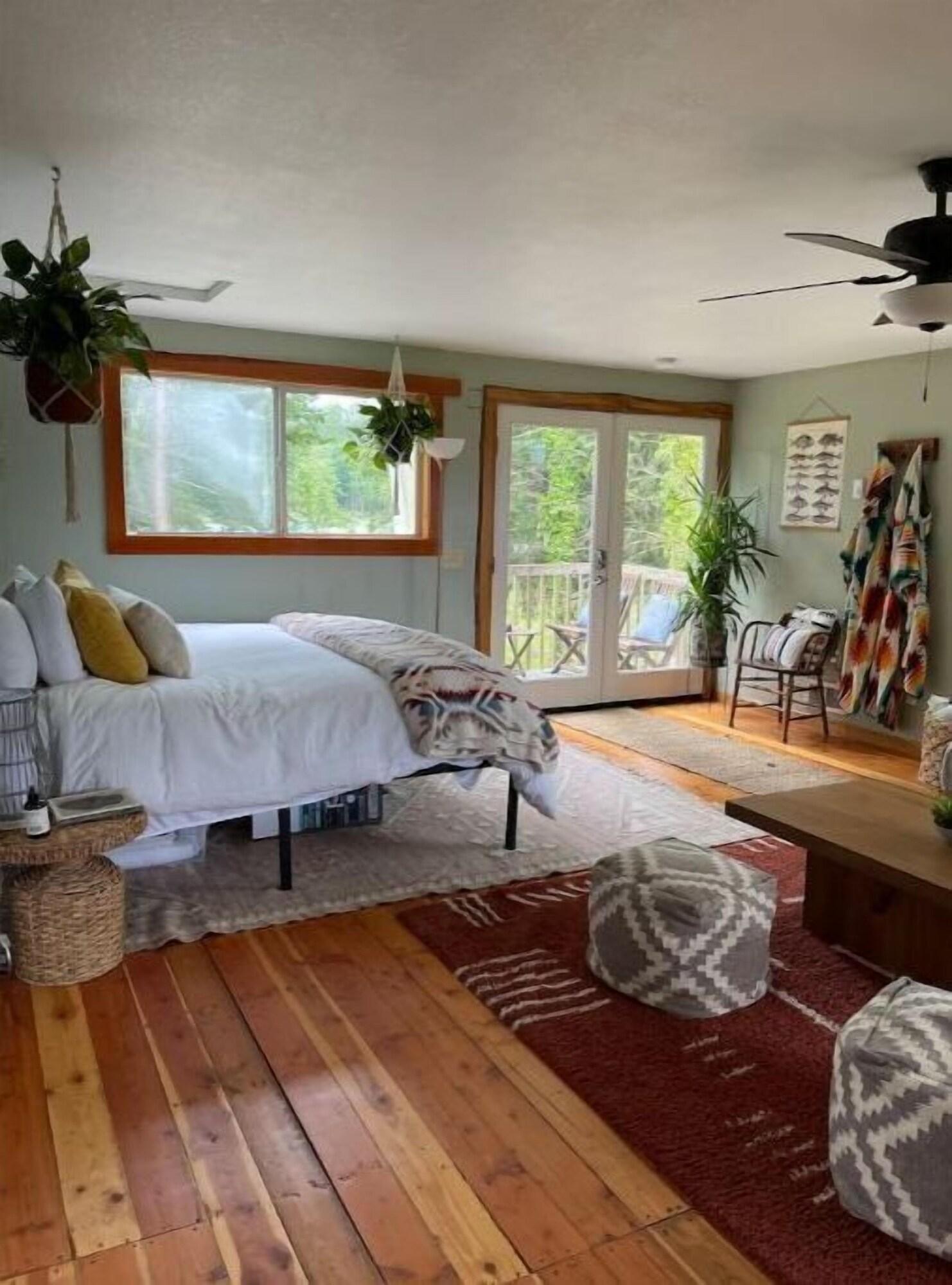 Riverfront Getaway on the Wild and Scenic in Sedro-Woolley, United States