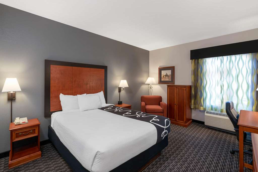 La Quinta Inn & Suites by Wyndham Rifle - photo 17