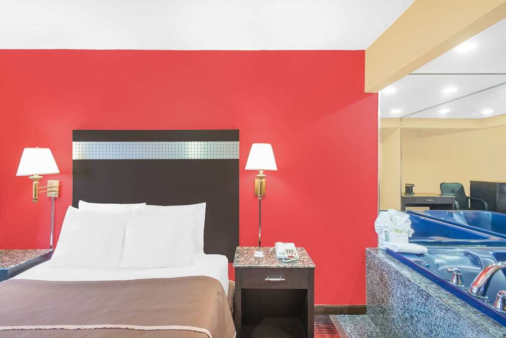 Howard Johnson by Wyndham North Bergen - photo 14