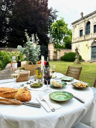 Wisteria Lodge by Veneto Villa — 4-Star Luxury Hotel in Albignasego, Italy