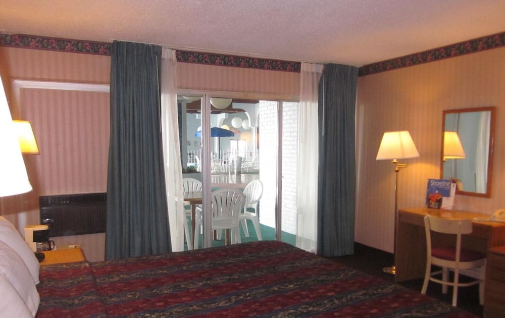 Howard Johnson by Wyndham Benton Harbor St. Joseph - photo 10