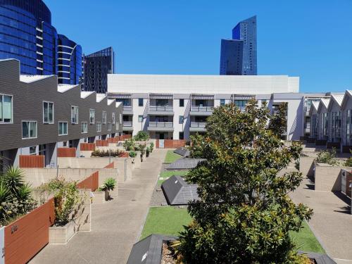 Room with double bed free tram to Melbourne CBD & Southern Cross Station - last minute hotel in Melbourne