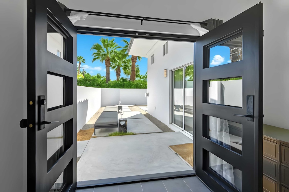 Modern Oasis w Pool Patio Lounge Mountain Views Palo Verde by AvantStay - photo 22