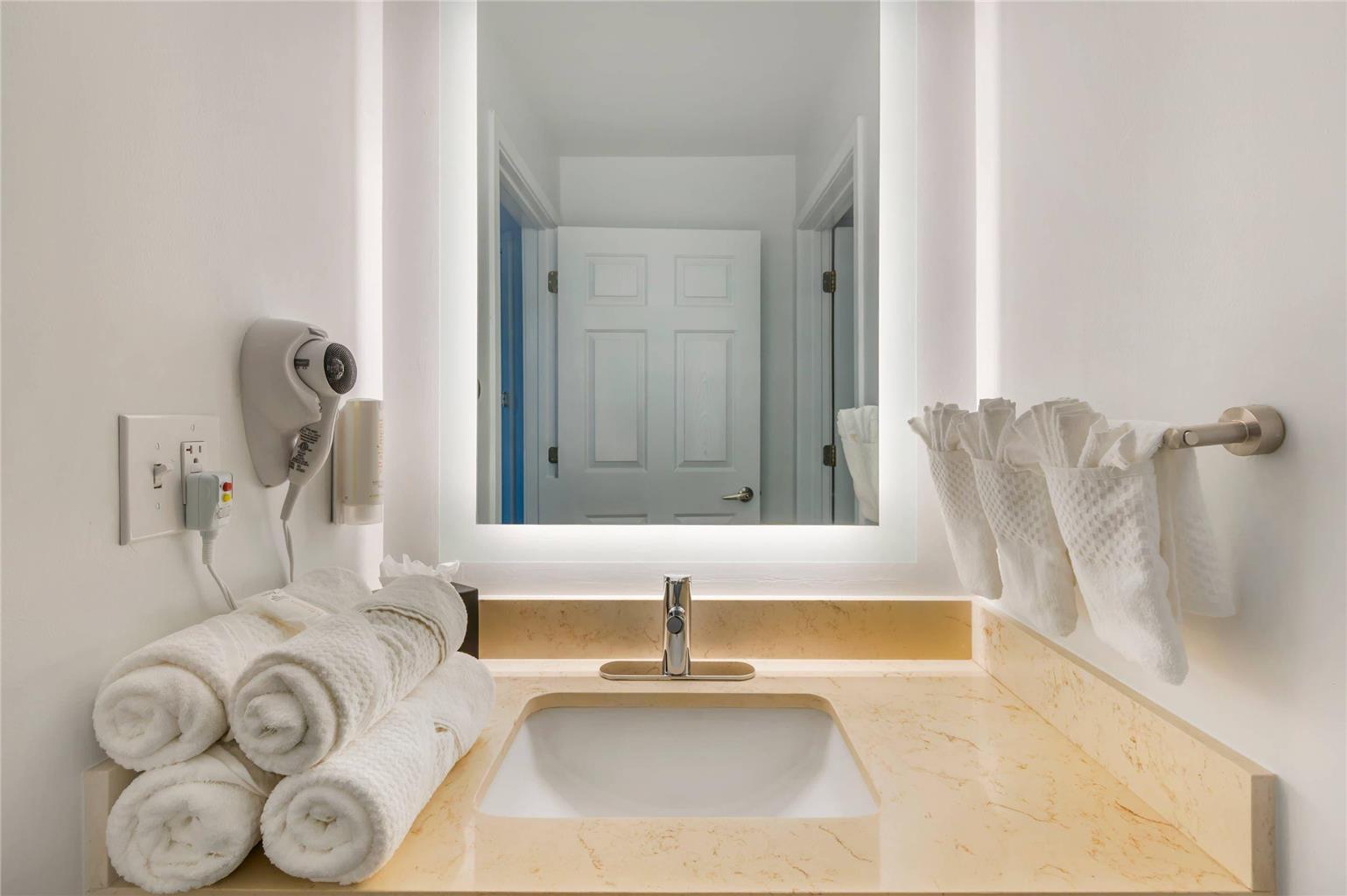 MainStay Suites Sterling near Dulles Town Center - photo 9