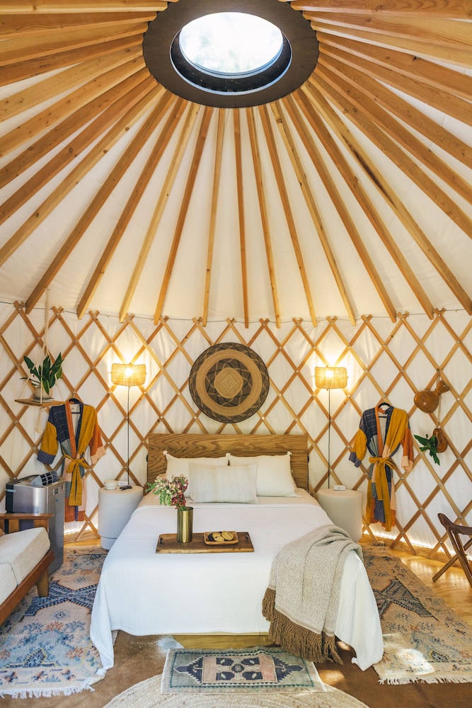 The Macaw Yurt at Camposanto ATX Glamping on Lake Travis — hotel in Lakeway