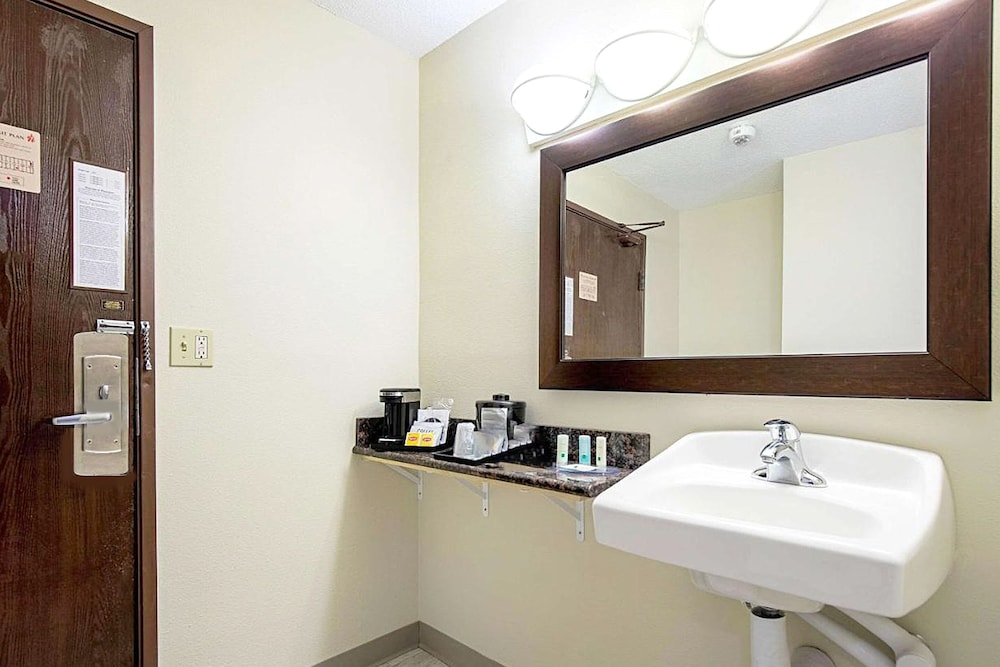 Norwood Inn & Suites Milwaukee - photo 28