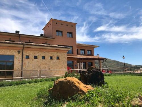 Hotel Villa De Estercuel - carbon neutral hotel in Estercuel