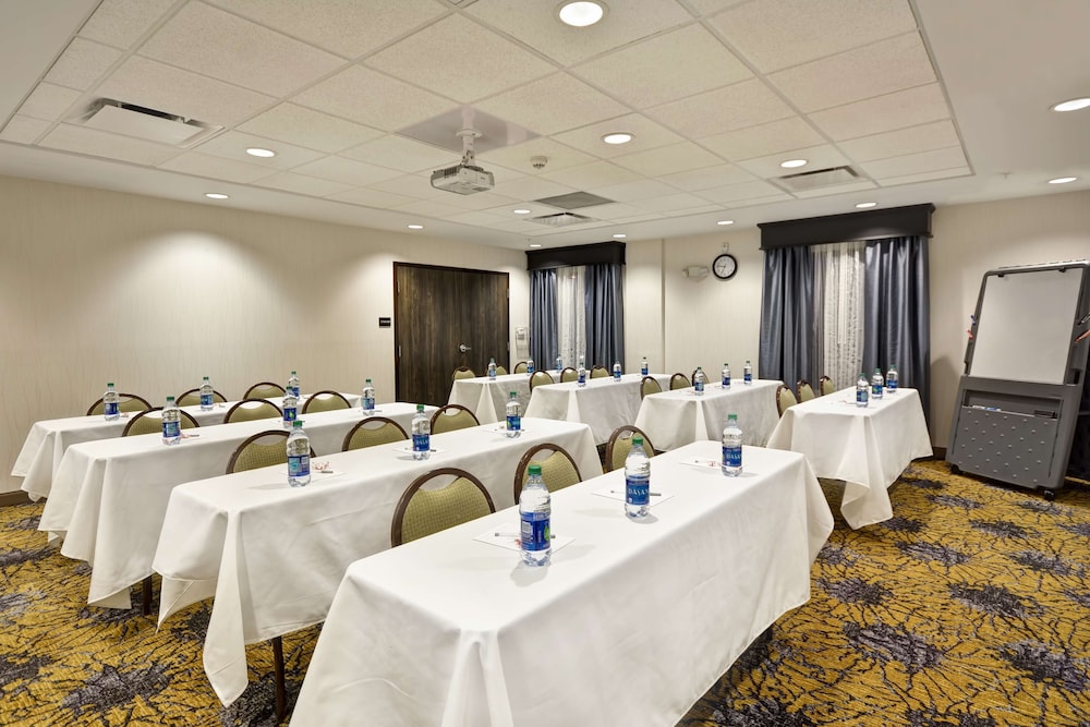 Hampton Inn & Suites Detroit Warren - photo 35