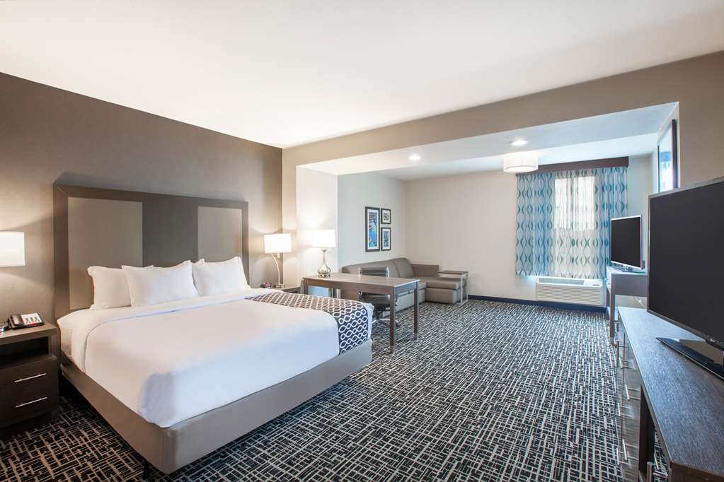 La Quinta Inn & Suites by Wyndham San Marcos Outlet Mall - photo 24